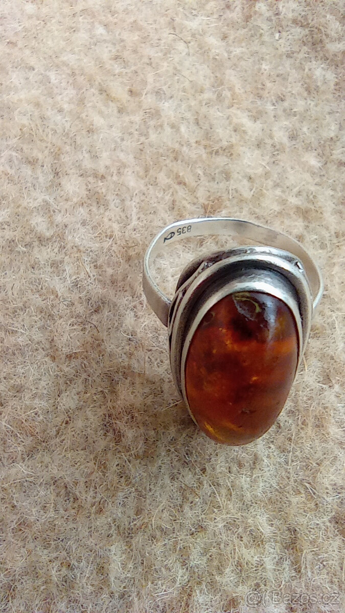Stříbrný prsten s jantarem z dílny Georga Kramera