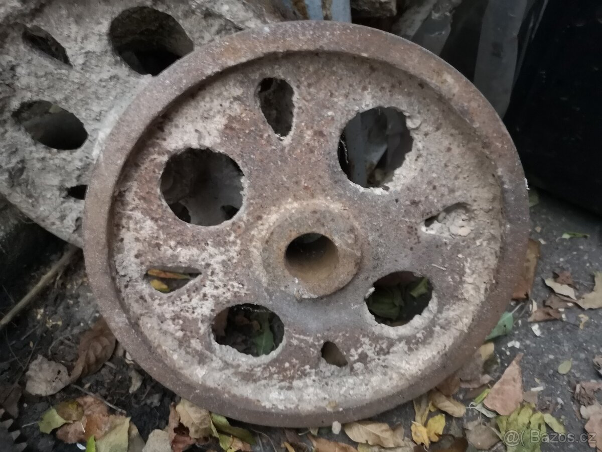 2 litinová kola pro rudík, stabilní motor, důlní vozík aj.