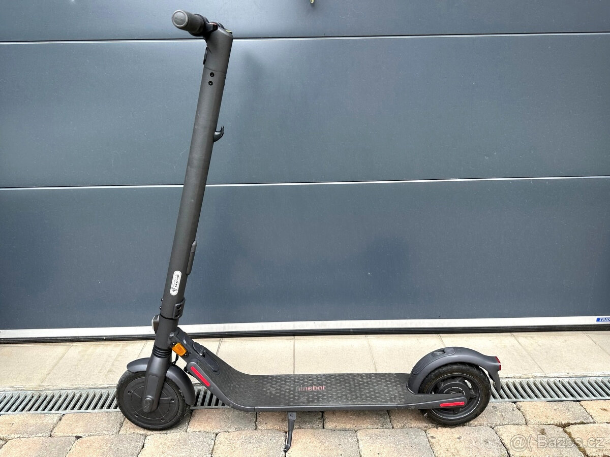 Segway Ninebot E25E - velmi pěkný stav