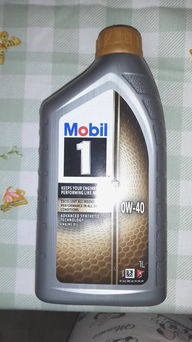 Motorový olej značky Mobil 1 0W-40 zlatý