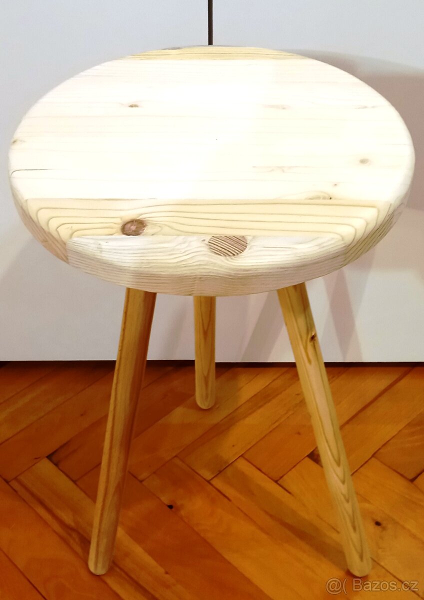 Květinový stolek na trojnožce..