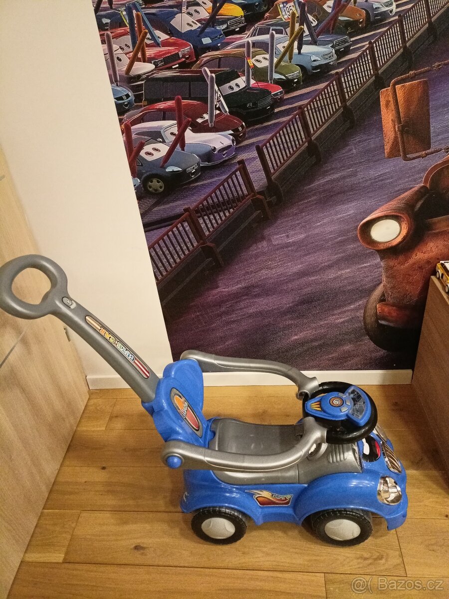 Dětské odrážedlo s vodící tyčí