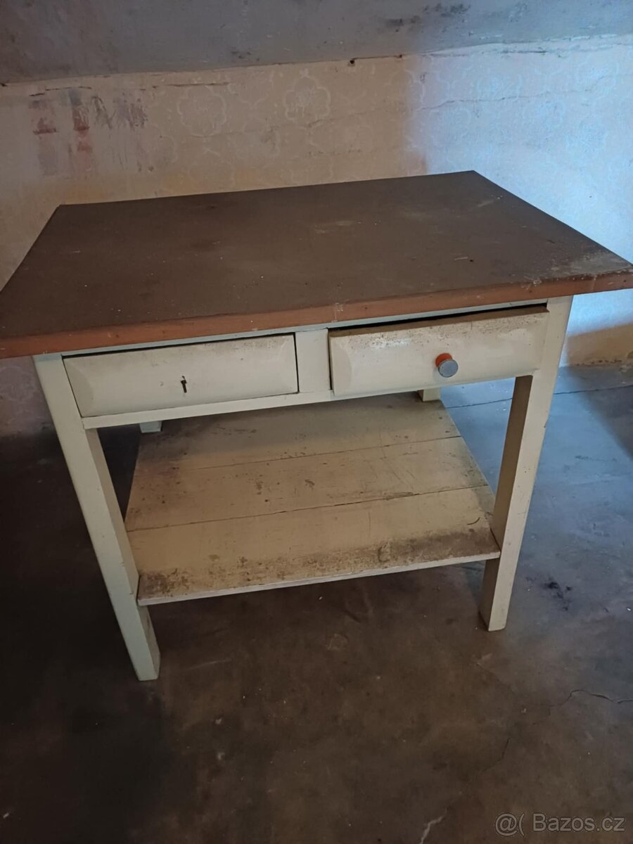 Starý kuchyňský stůl