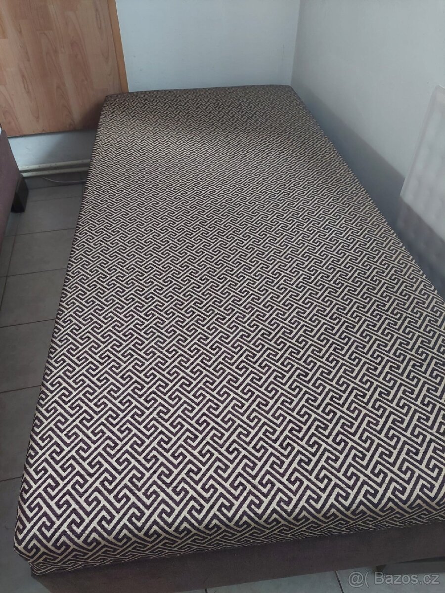 Válenda s úložným prostorem