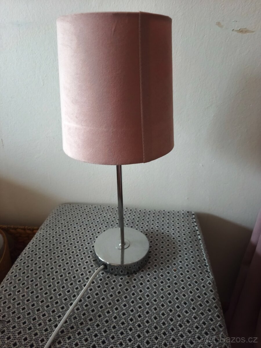 Růžová stolní lampa