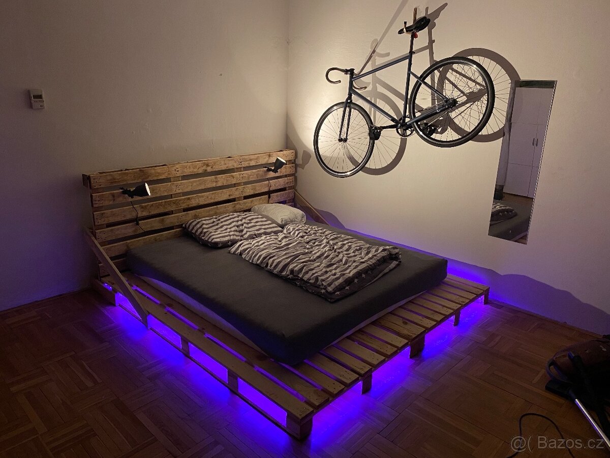 Paletová postel s matrací