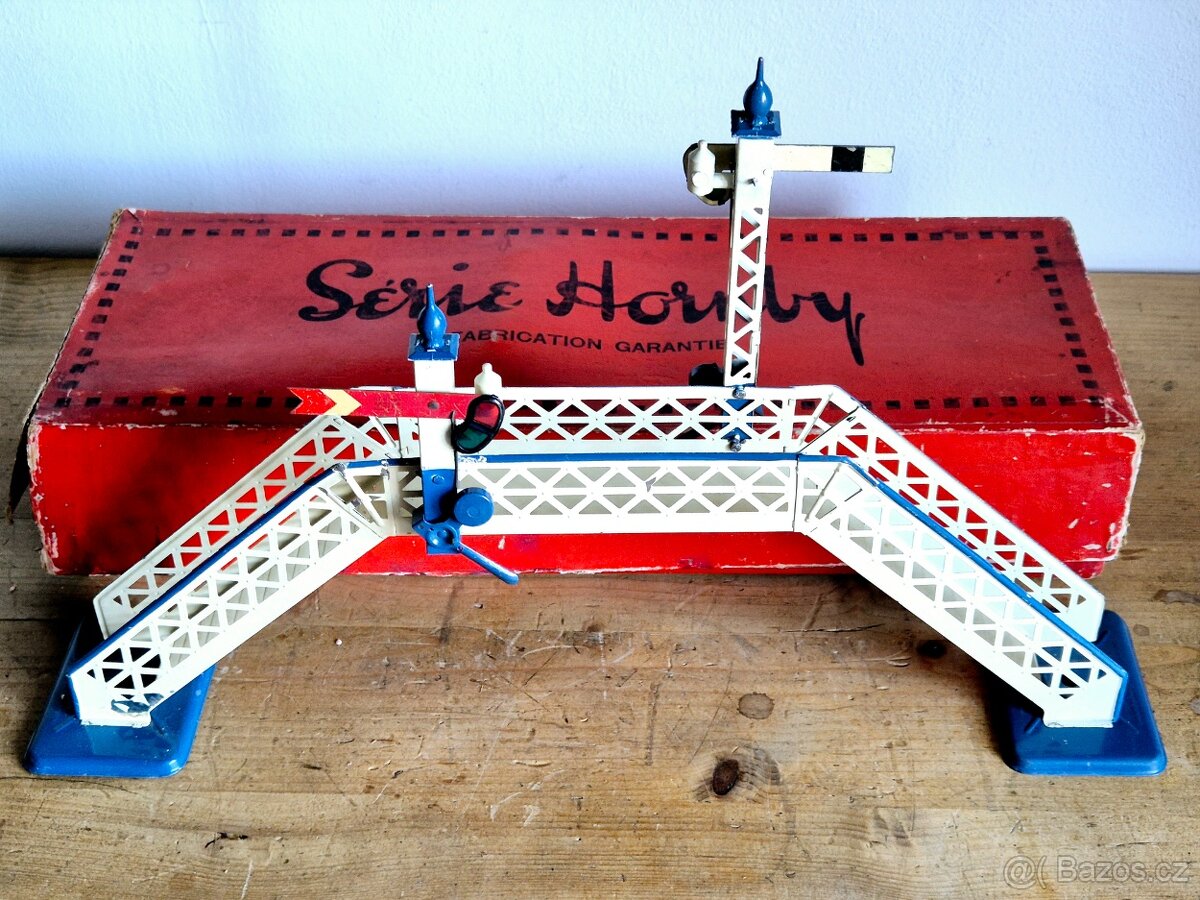 Vláčky -Železniční nadchod ze semafory, Hornby, A808