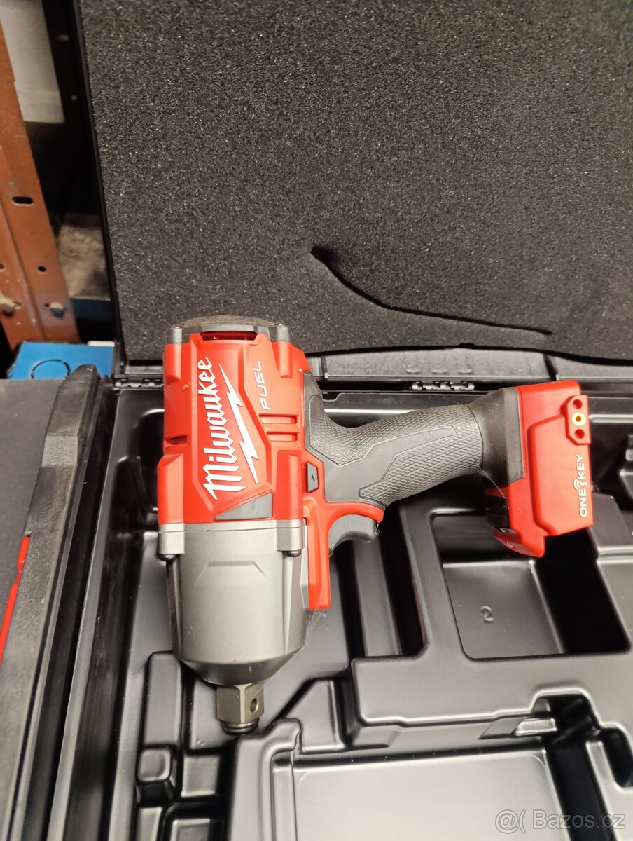 Milwaukee M18 rázový utahovák