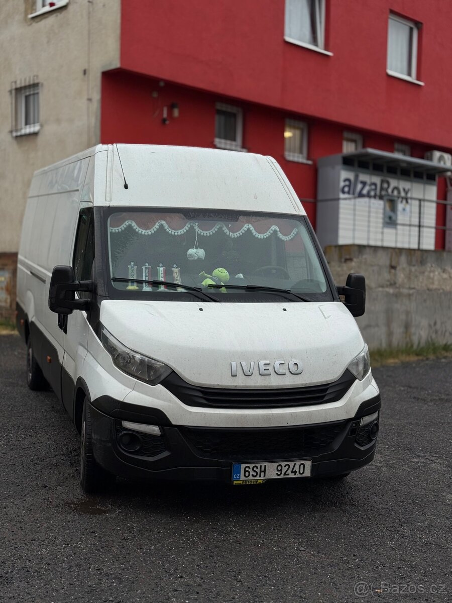 Řidič na závoz výdejních boxů po Praze