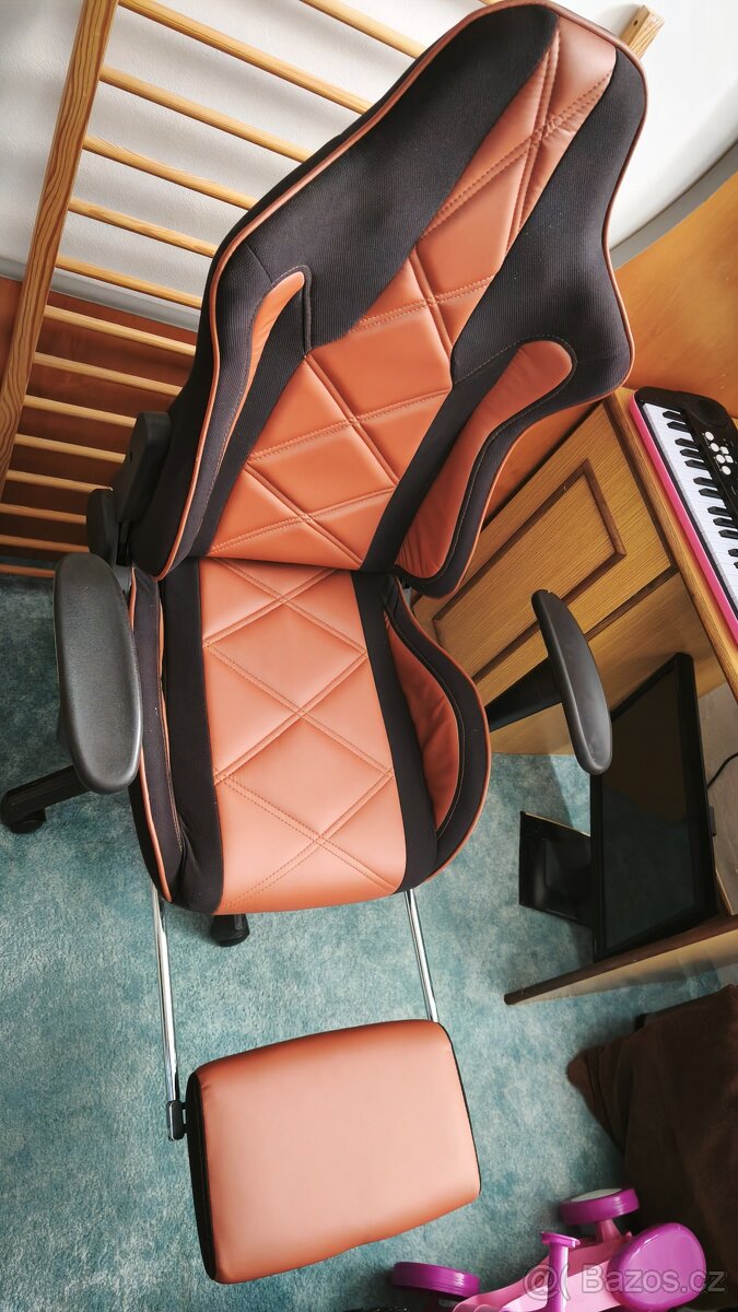 Herní křeslo s podnoškou