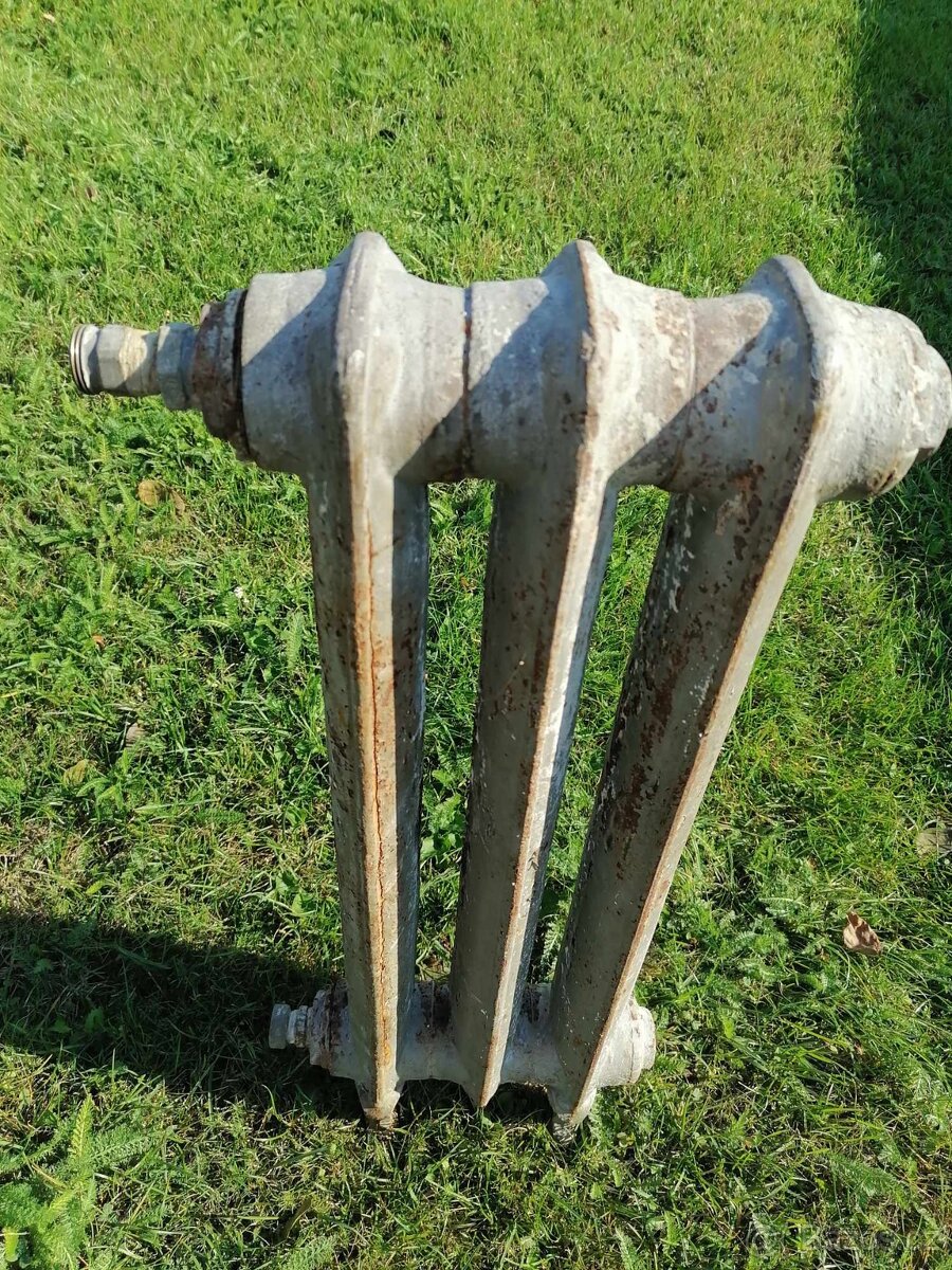 STAROŽITNÝ LITINOVÝ RADIATOR