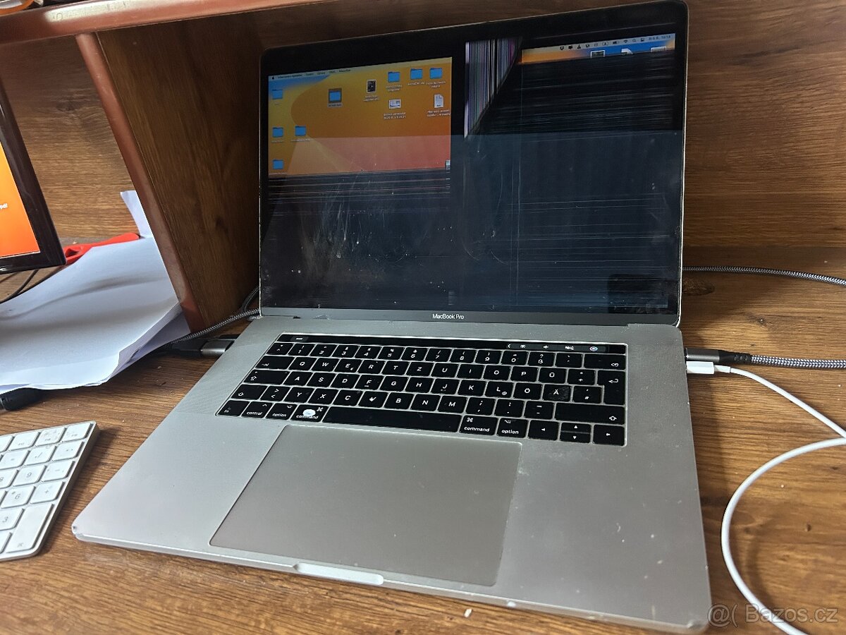 MacBook Pro 15" 2017 i7 / 1GB SSD, display KO