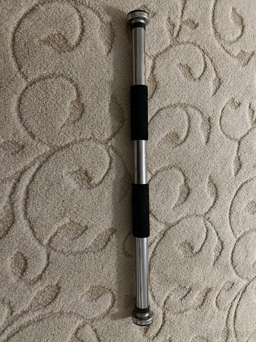 Posilovací hrazda na dveře