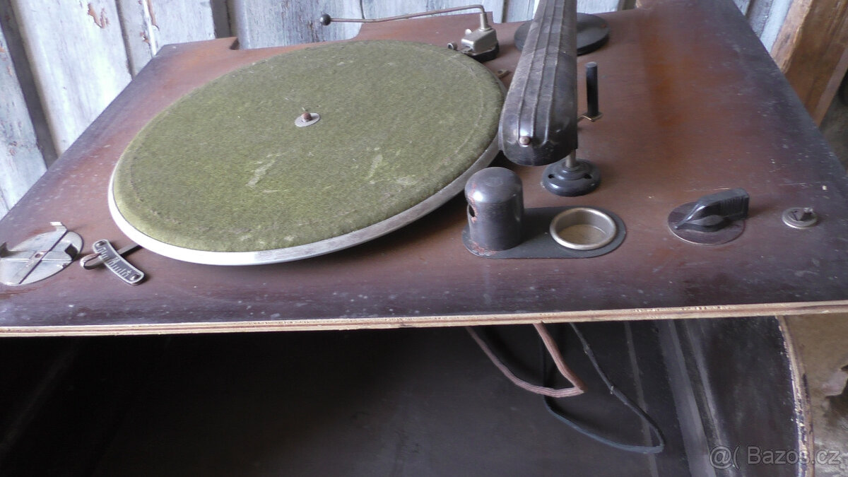 Starý gramofon 50. léta