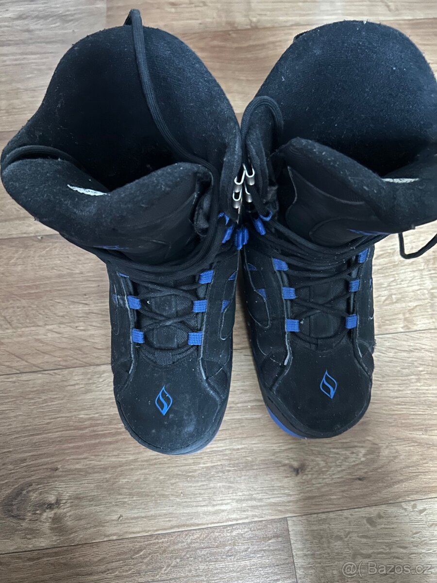 Snowboard + přilba + boty