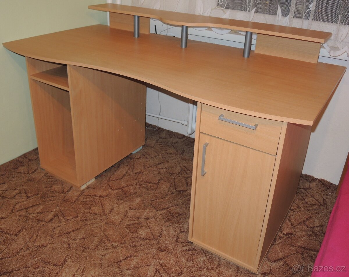 Stůl pracovní
