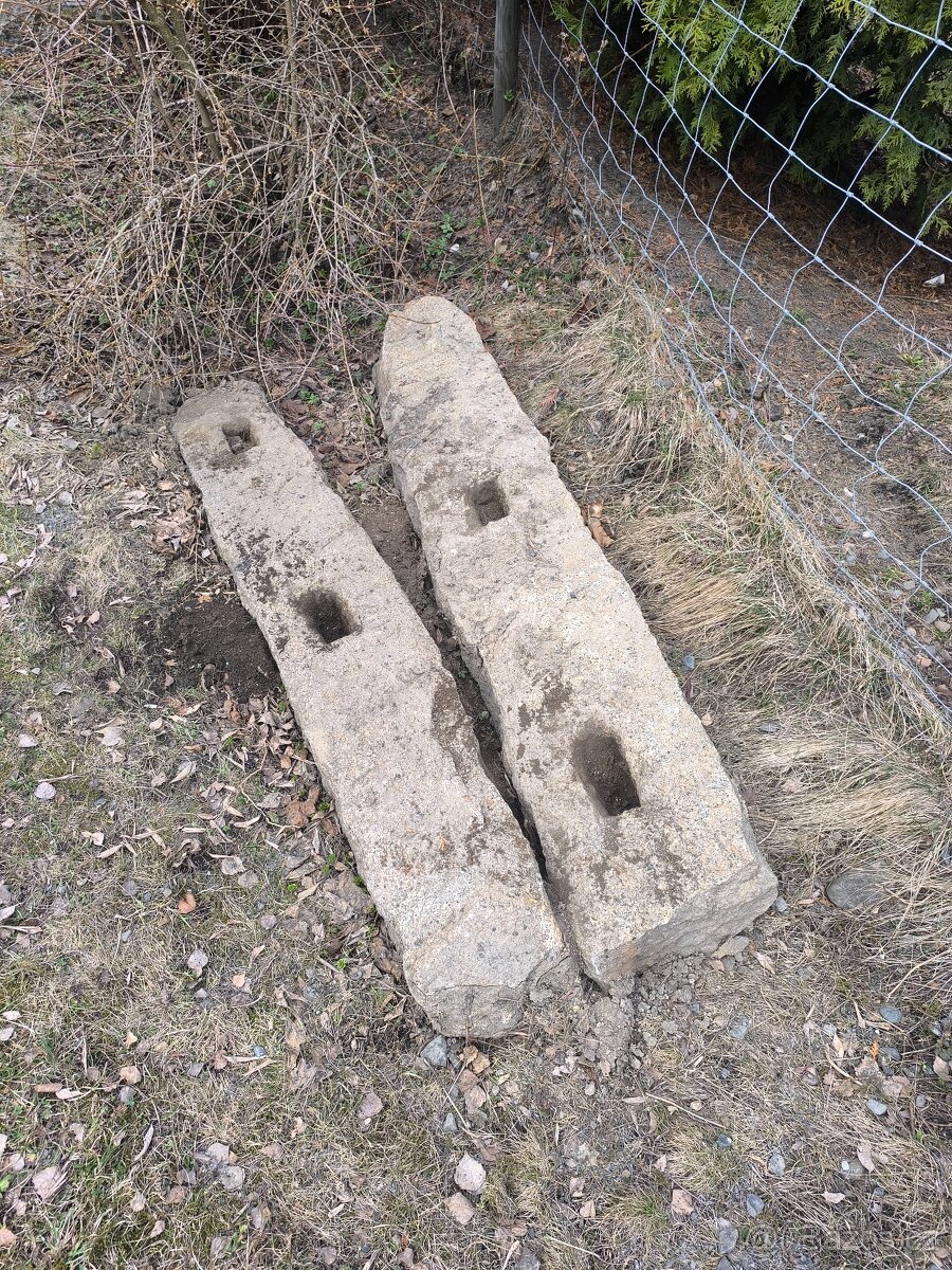 Žulové sloupky/kuny