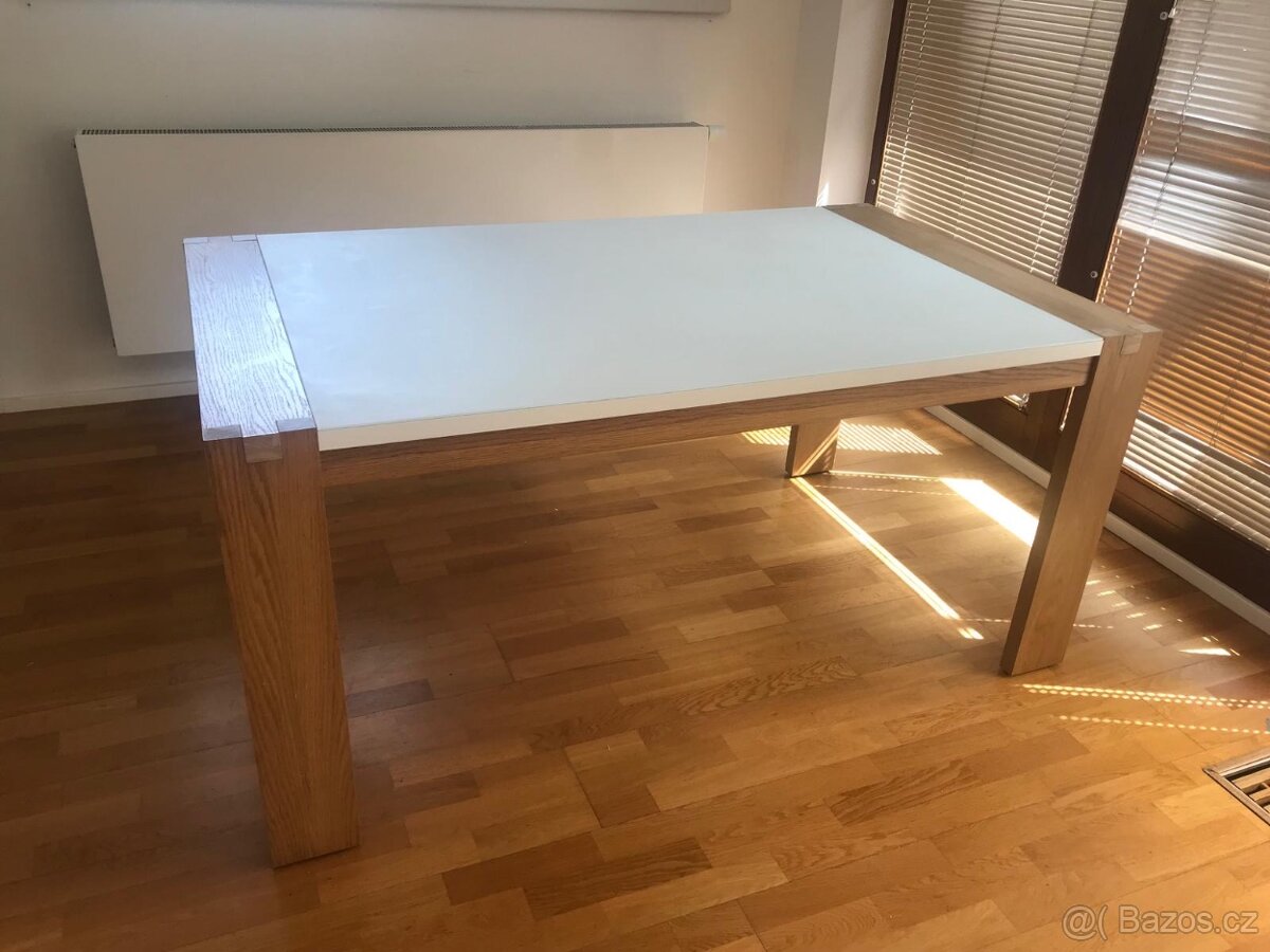 kuchyňský stůl