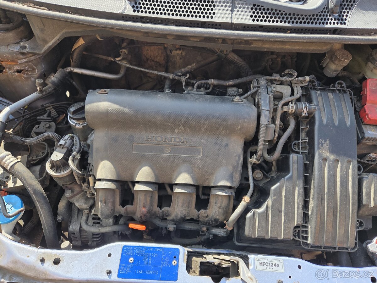 Honda jazz 1.3 rok 2003 motor s převodovkou.