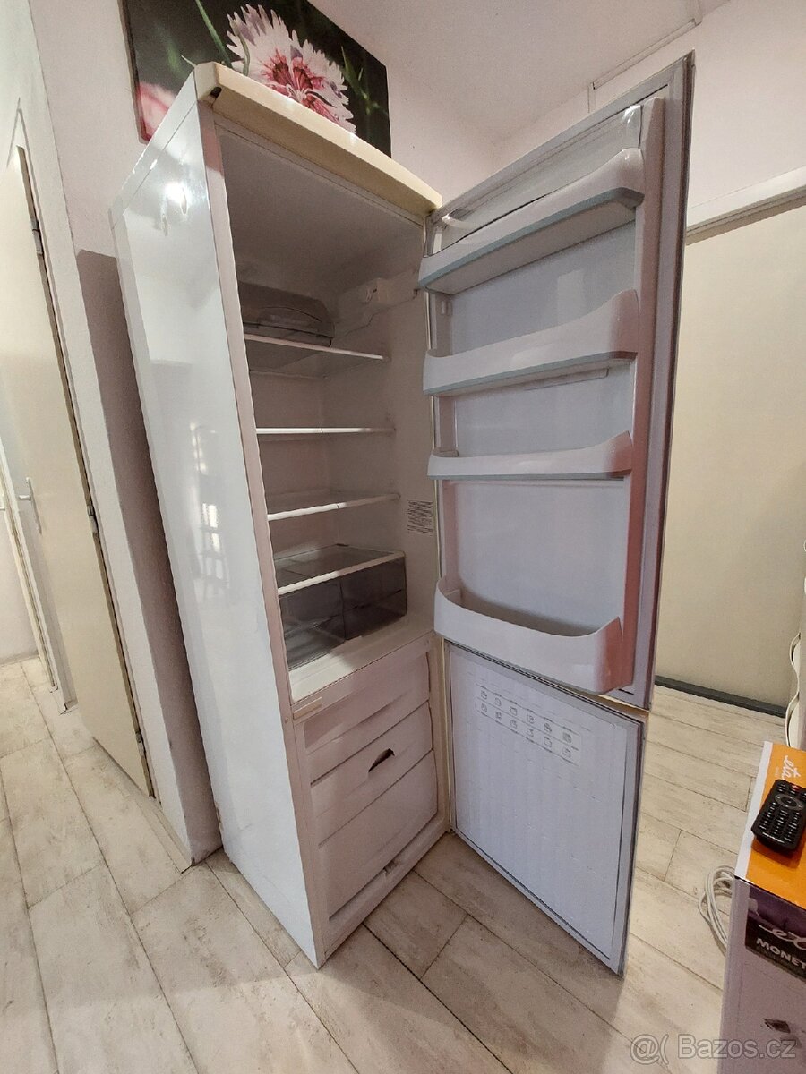 Plně funkční lednička s mrazákem dole