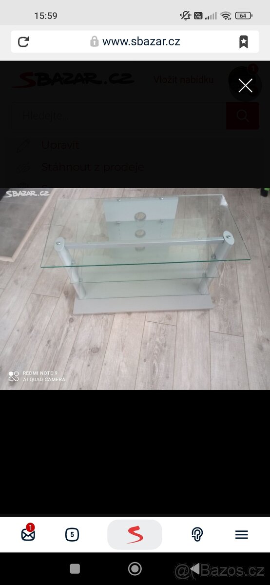 Skleněný stolek pod televizi