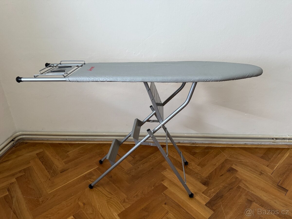 nové, nepoužité žehlící prkno + schůdky