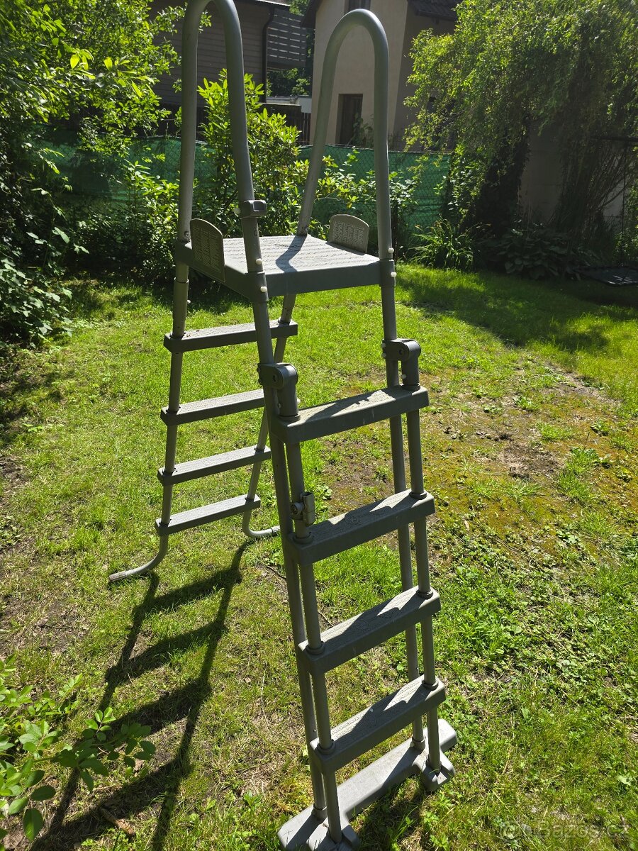 Schůdky do bazénu