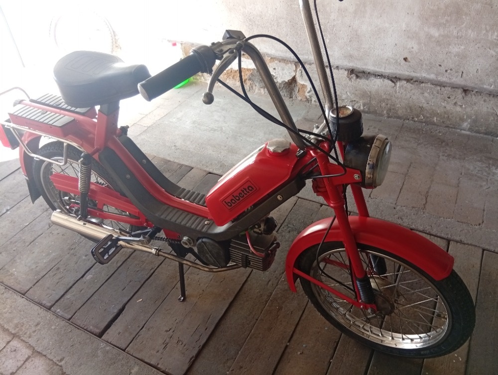 Babeta 210 prodám červené barvy
