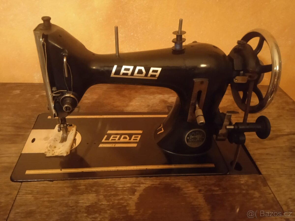 Šicí stroj LADA