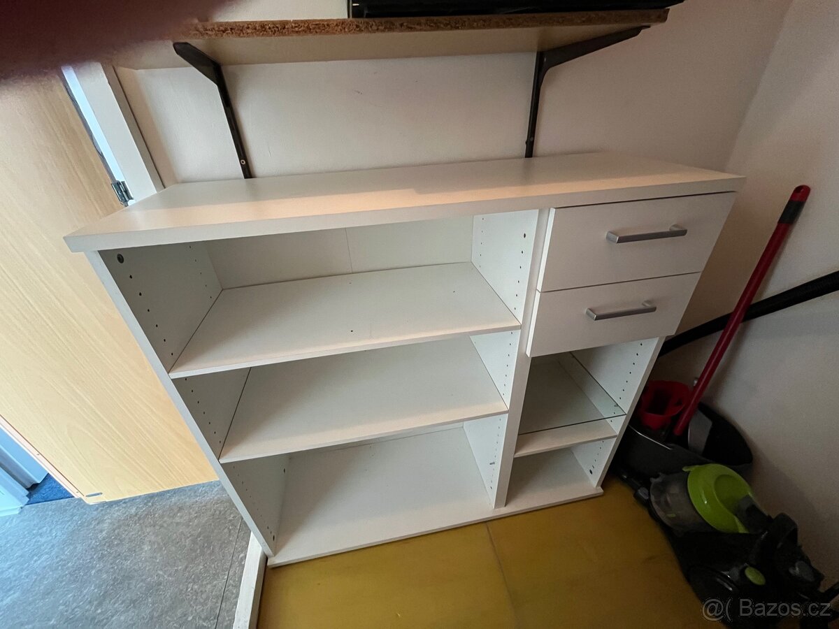 Bílá skříňka, police se šuplíky