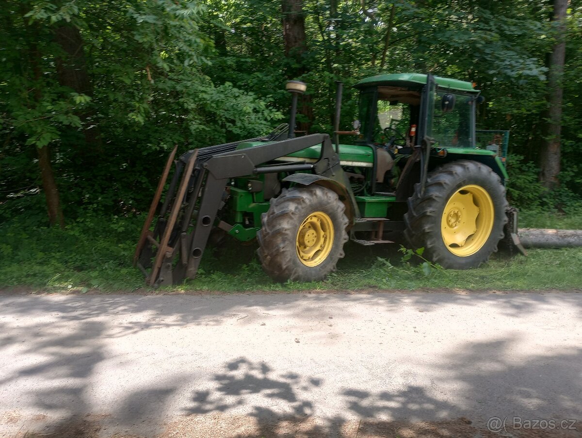 Traktor s čelním nakládačem