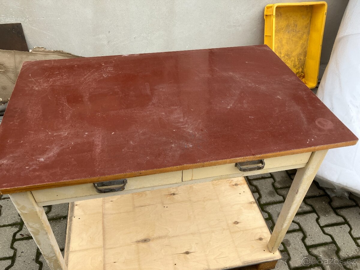 Starý kuchyňský stůl s deskou z umakartu + starý lustr