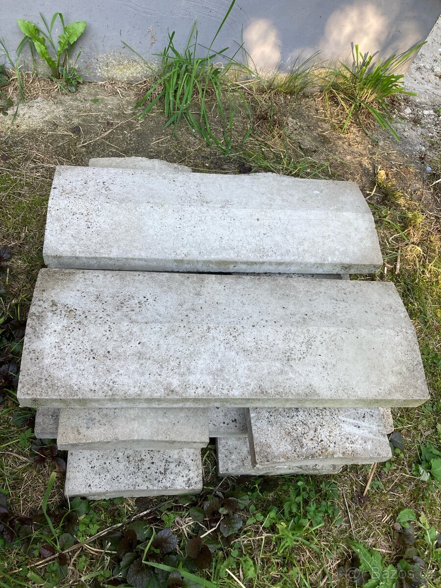 Betonová stříška plotu