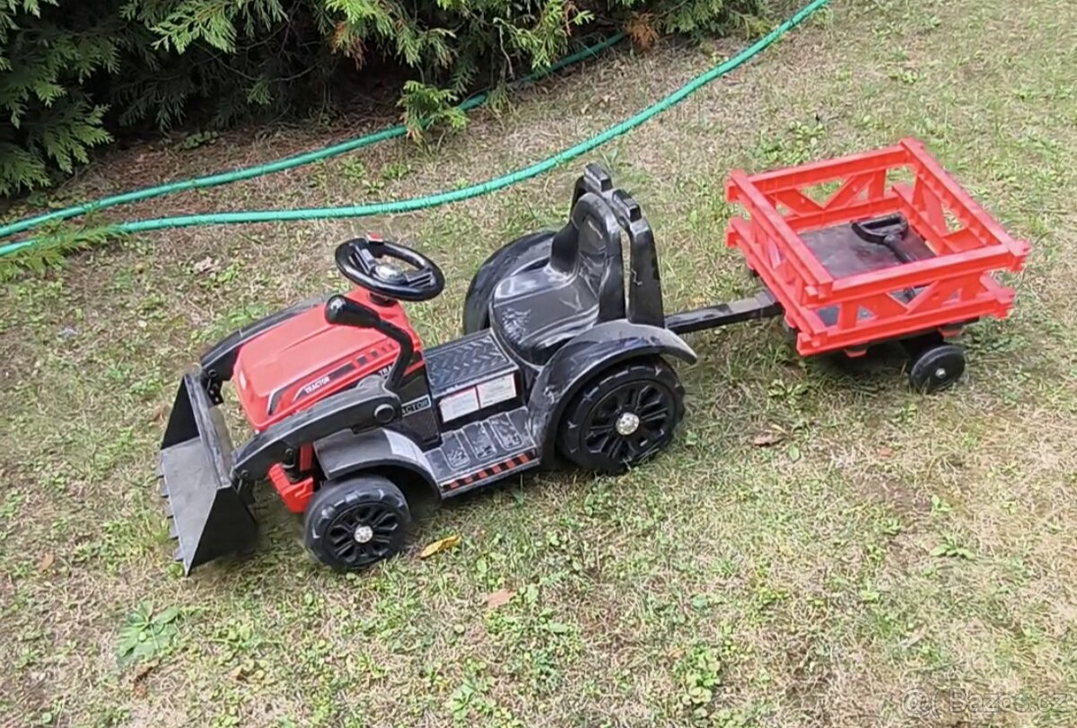 Elektrický traktůrek s vlekem