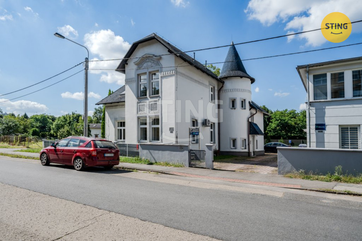 Pronájem komerční vily s vlastním parkováním, ul.. S, 133259