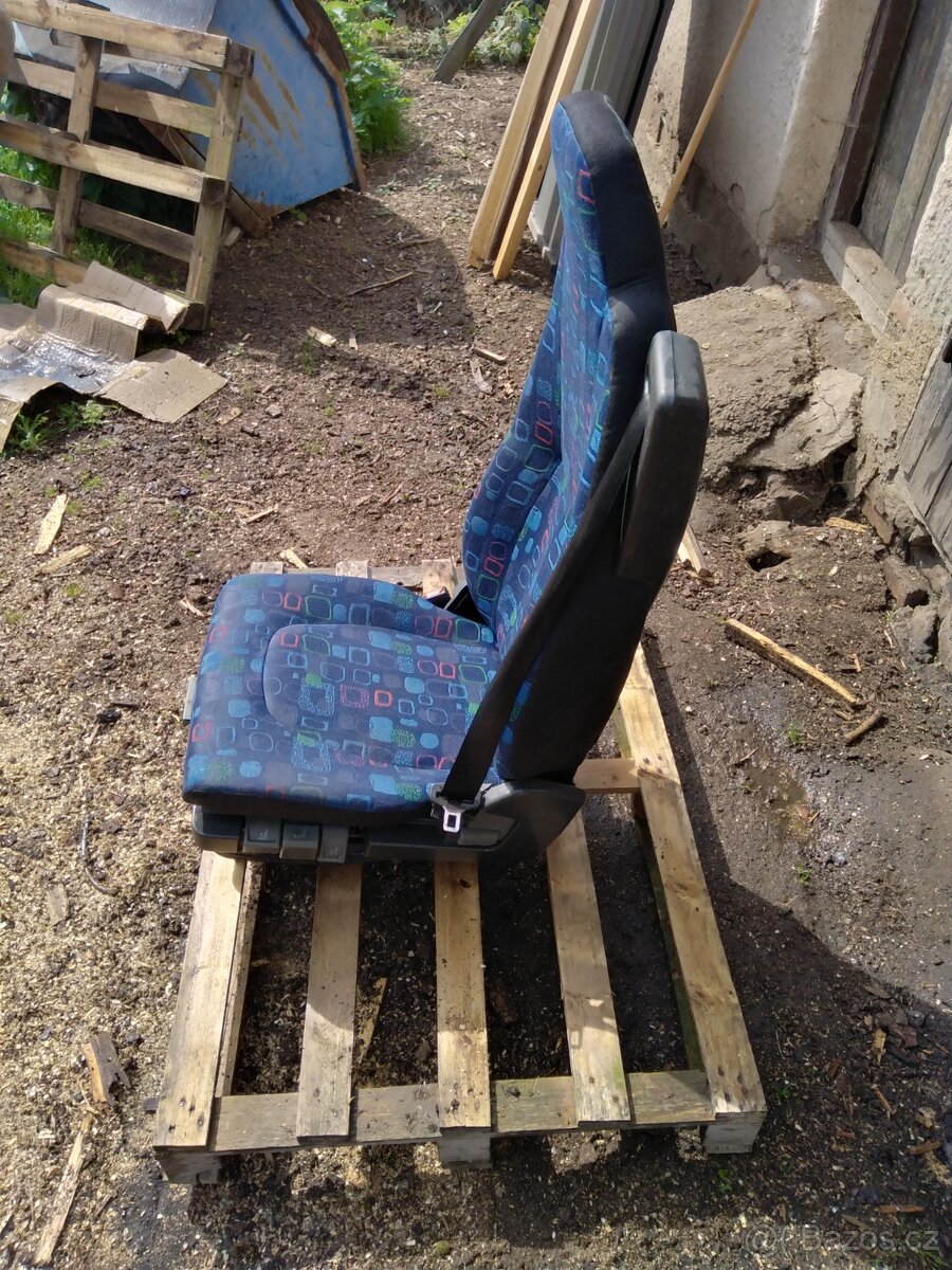 Vzduchem odpružená sedačka z nákladního vozu