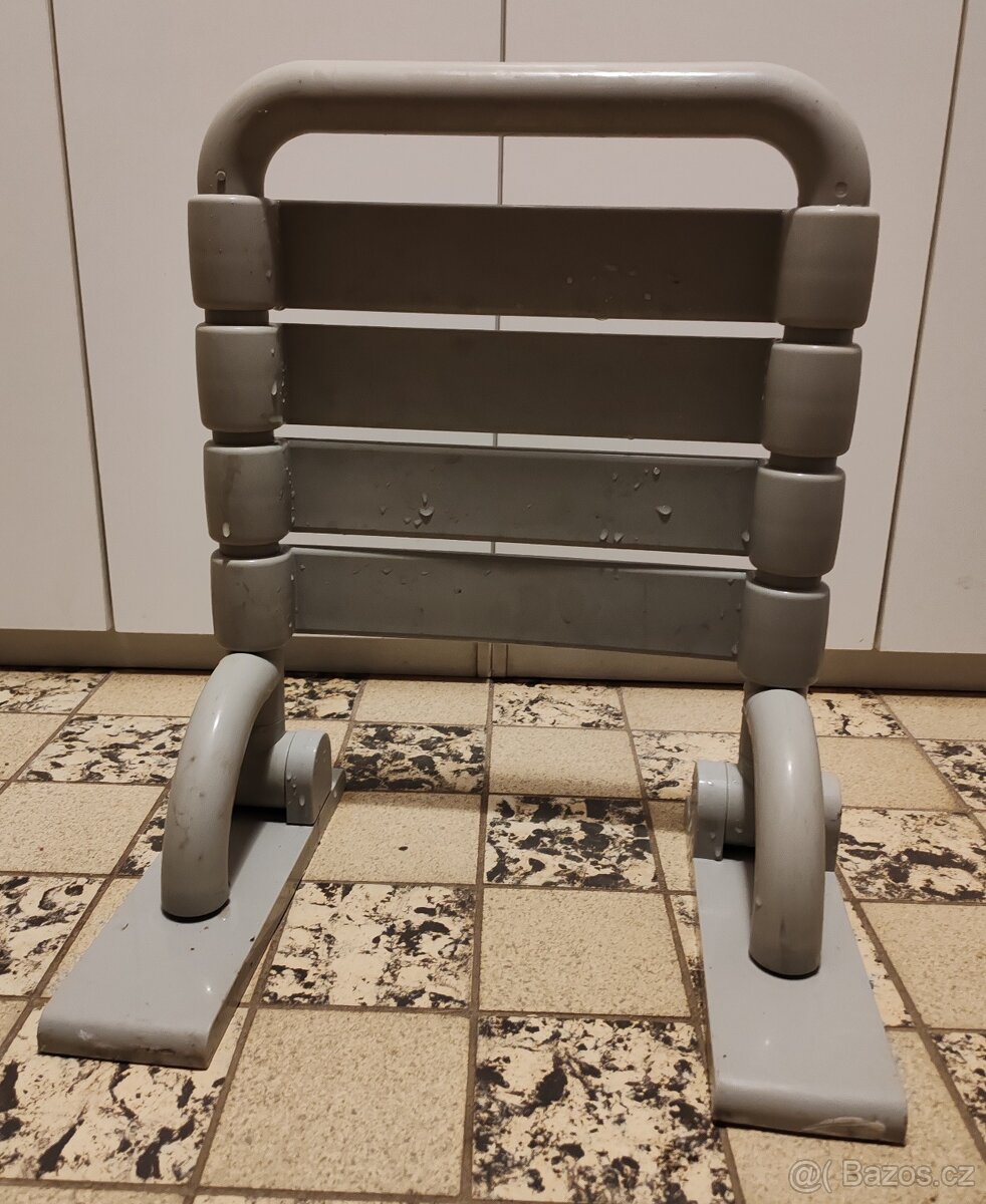 Nástěnná sklápěcí sedačka
