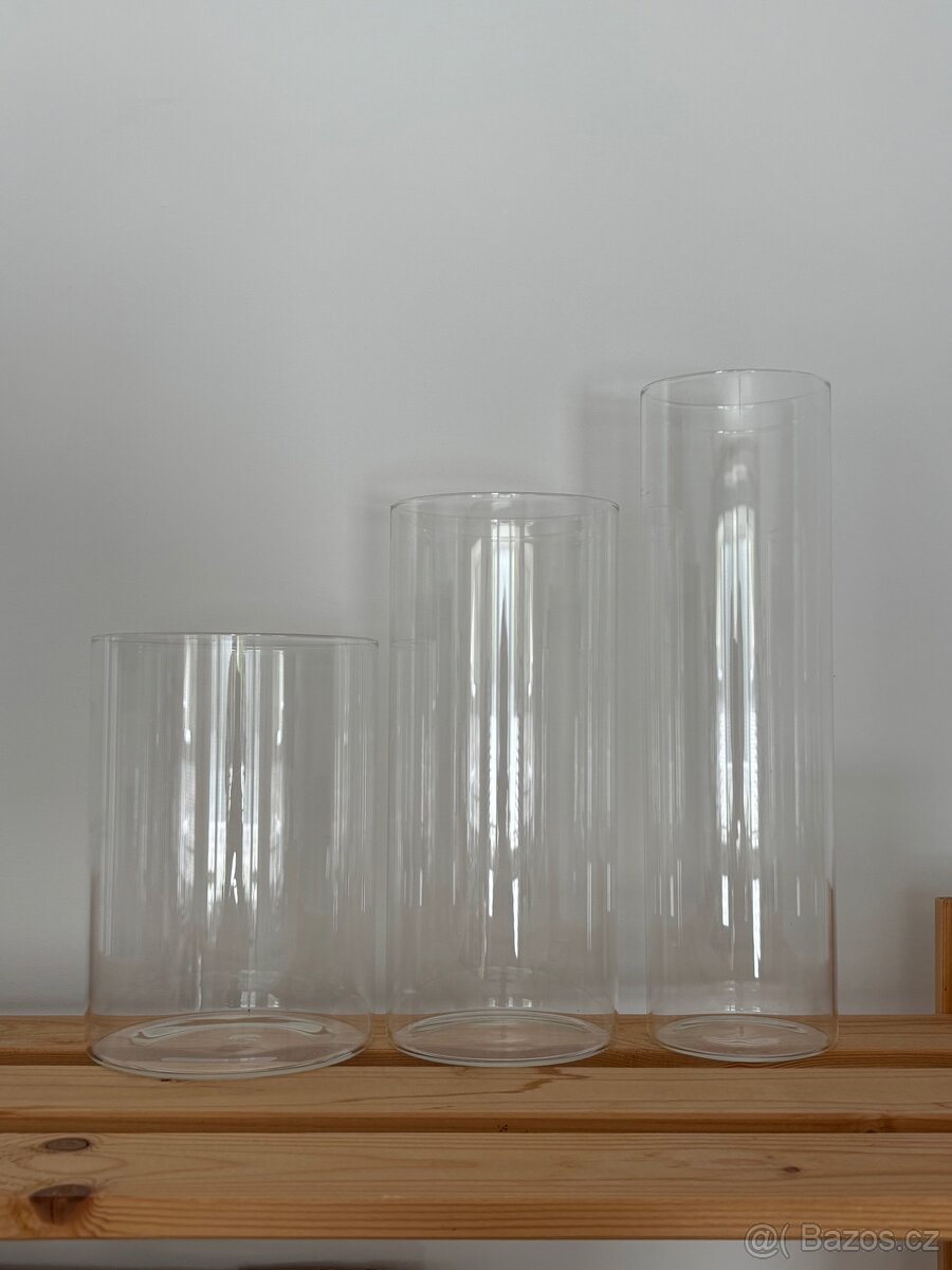 3 skleněné vázy různých velikostí