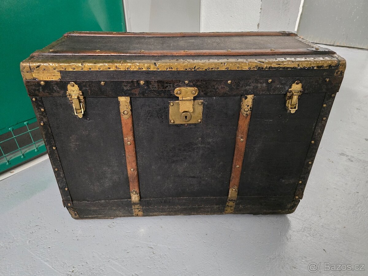 KRASNA STARÝ LODNÍ KUFR  / TRUHLA