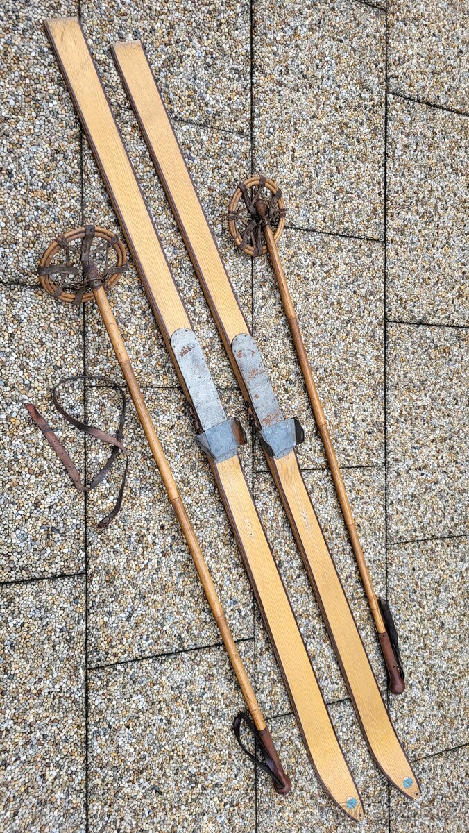 Staré dřevěné lyže Sulov