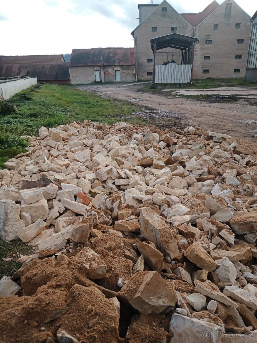 Daruji opukové opracované kameny