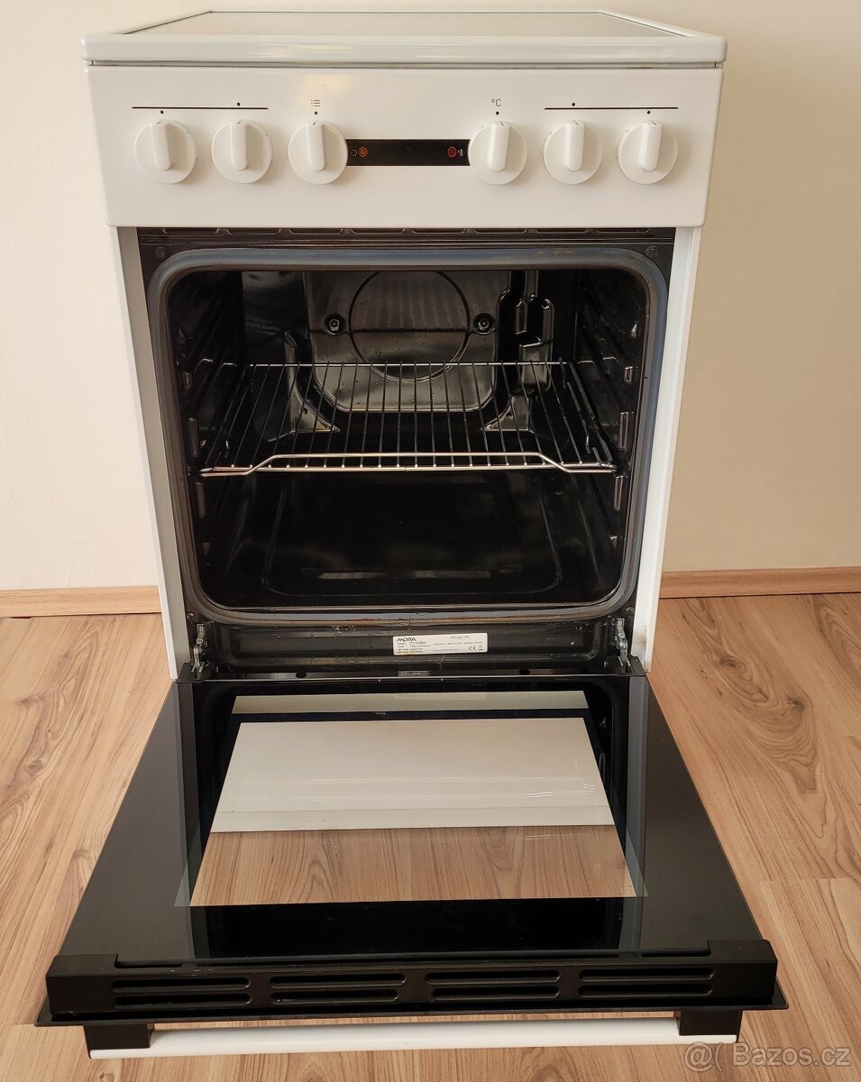 Volně stojící sporák s troubou zn. Mora