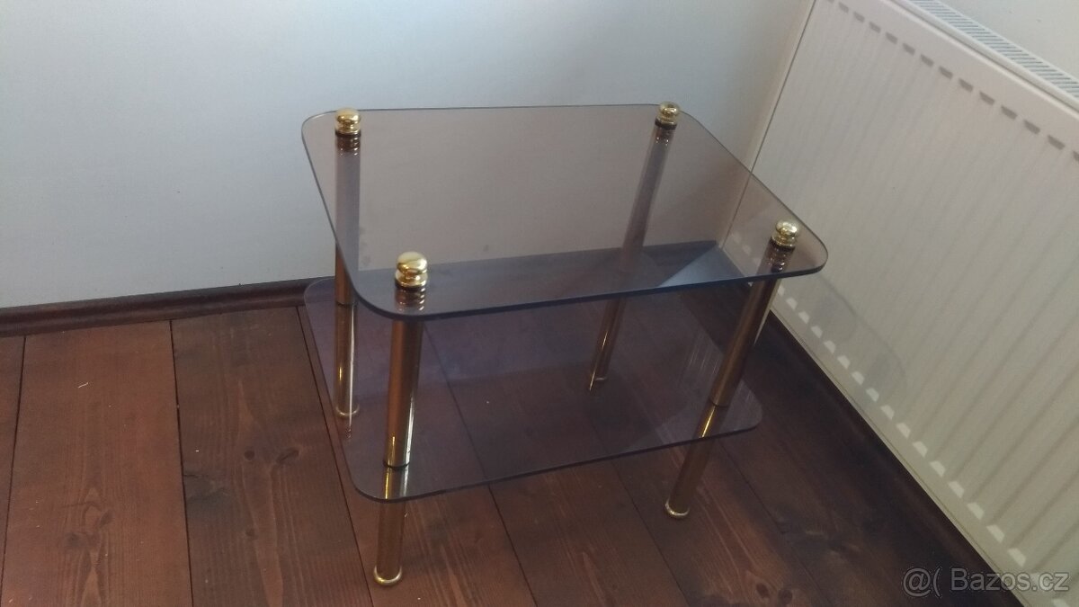 Odkládací/konferenční stolek z mosazi a kouř. skla