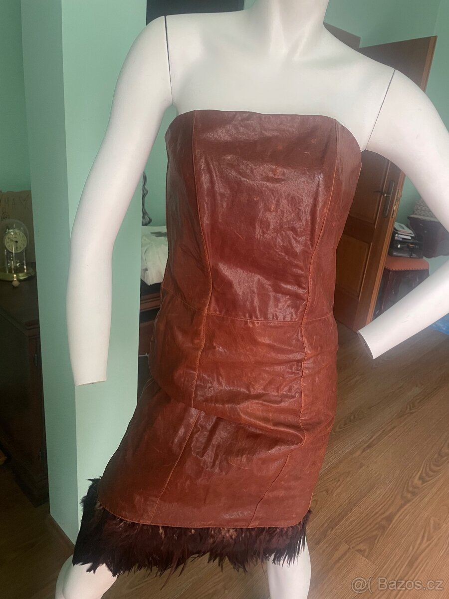 Nádherné kožené šaty s pštrosím peřím,vel. S-M