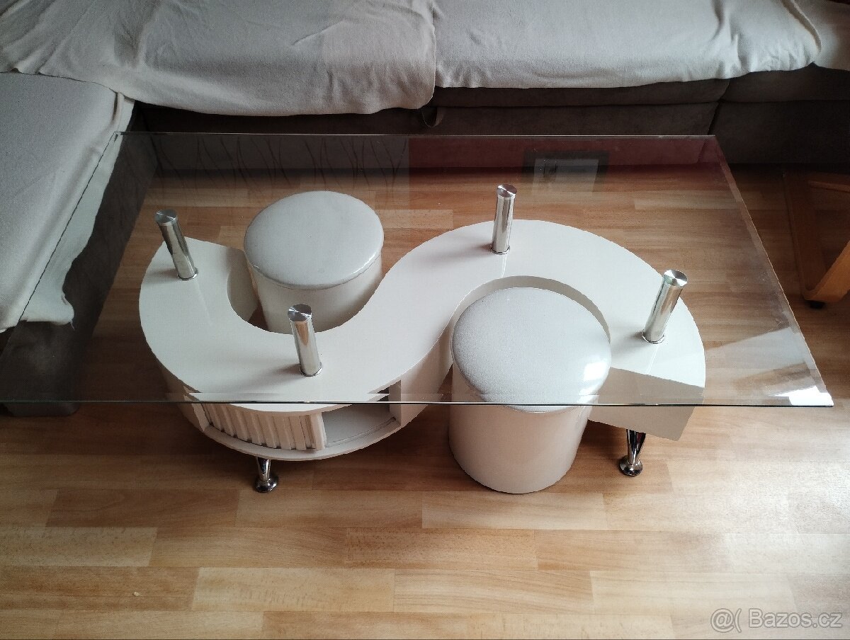 Konferenční stolek + taburety
