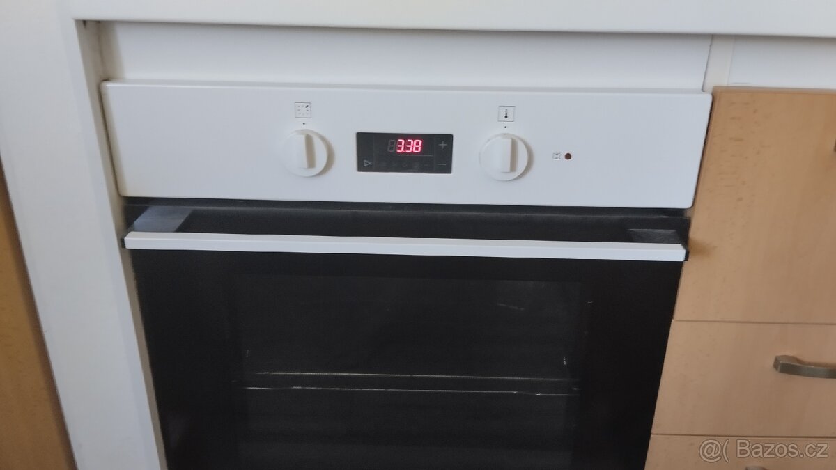 Vestavná elektrická trouba