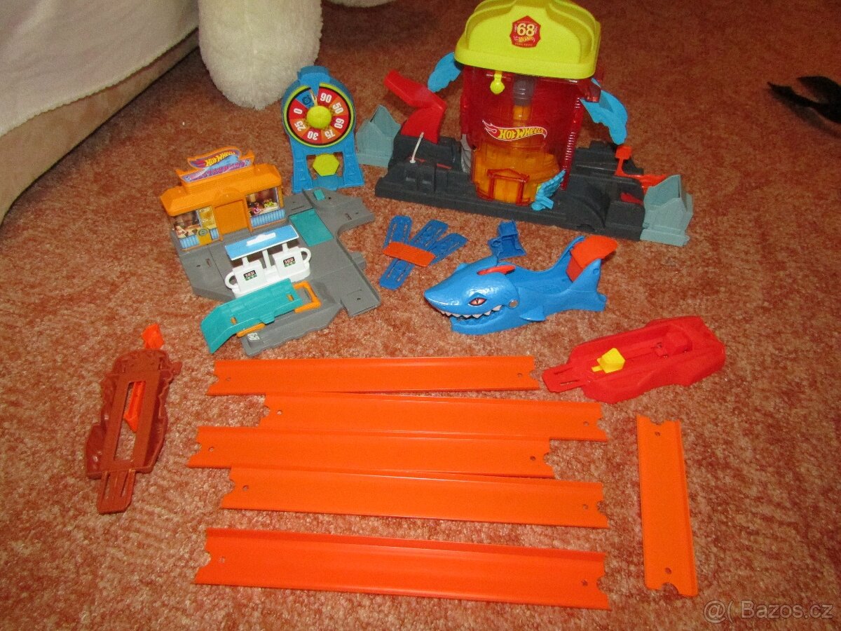Prodám různé doplňky k Hot Wheels