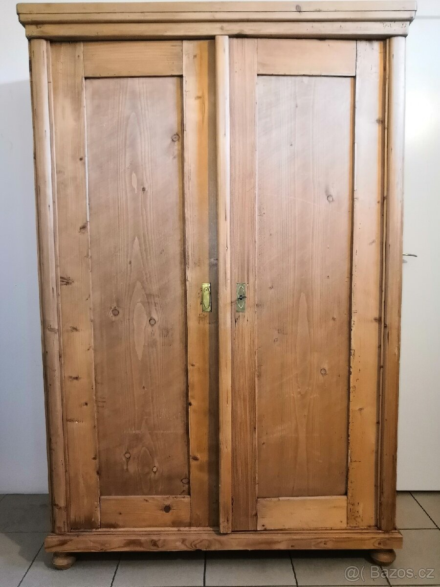 starožitná skříň po renovaci