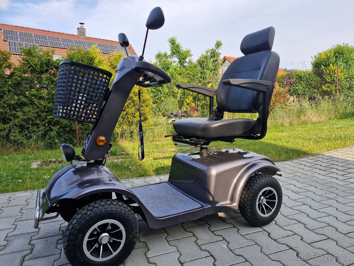 Skutr čtyřkolový pro seniory