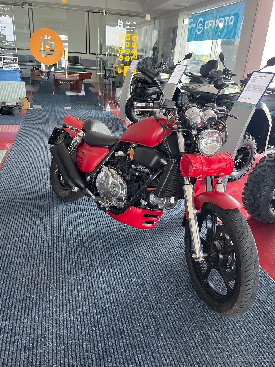 Honda - VF 700 Magna